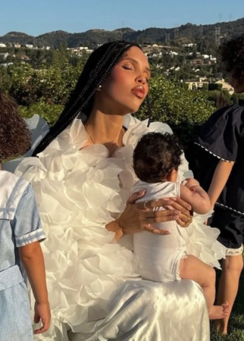 South African-German model 
Tradwife ( Pulsetawk )